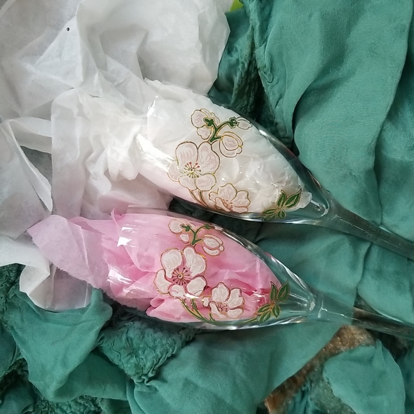 Perrier-Jouet Champagne glasses pair 2 - Painted Anenome Flower Gold pink white - Picture 10 of 10